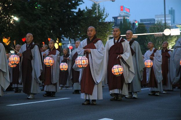 1024px-2008-Buddha's_Birthday-Seoul-01