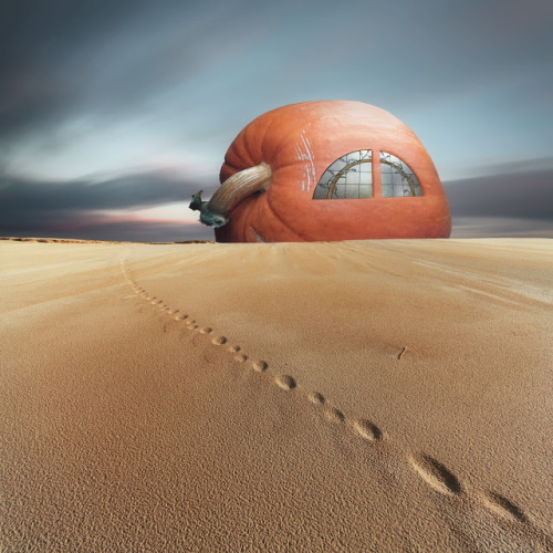 Pumpkin house in desert1