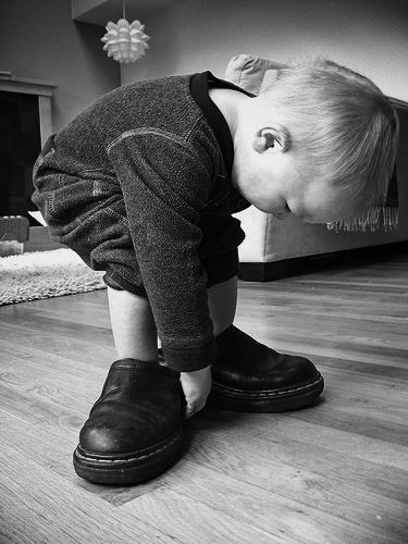 child boy big shoes