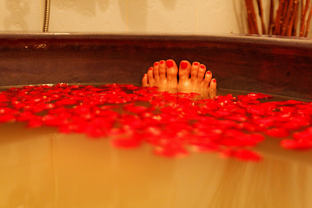 bath tub feet red toes 