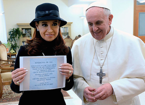 800px-Pope_Francis_with_Cristina_Fernandez_de_Kirchner_9