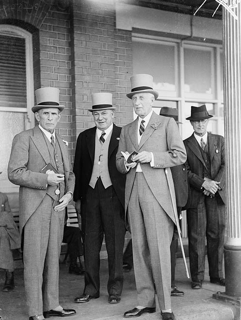 Men's_and_women's_fashion,_Sydney_Cup,_Randwick,_1937,_March_1937_Sam_Hood