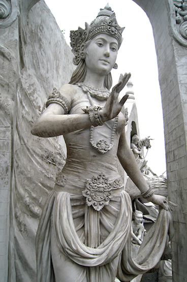 Statue_of_Goddess_or_Queen_at_Monas