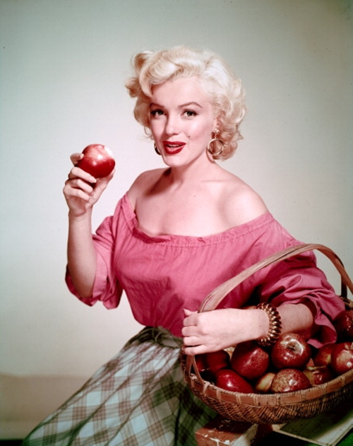Marilyn Monroe eats apple