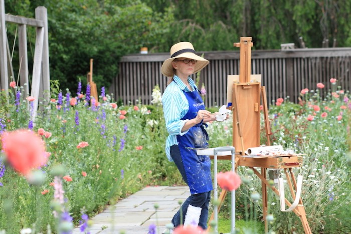 Woman_painting_at_the_National_Arboretum,_2011-05-29