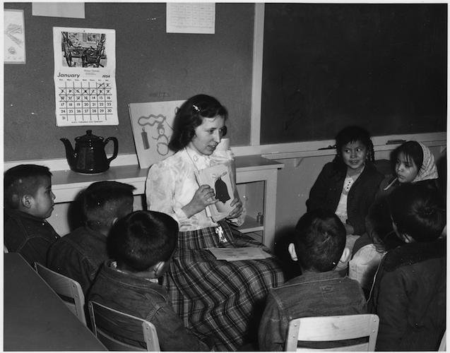 Teacher_with_picture_cards_giving_English_instruction_to_Navajo_day_school_students_-_NARA_-_295158