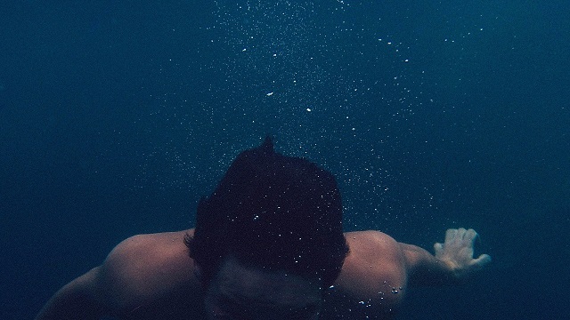 Pixabay/Unsplash: https://pixabay.com/en/diving-water-submerged-man-dive-455765/