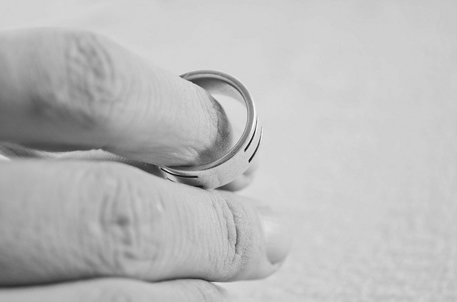 Pixabay: https://pixabay.com/en/hand-finger-people-ring-marriage-83079/