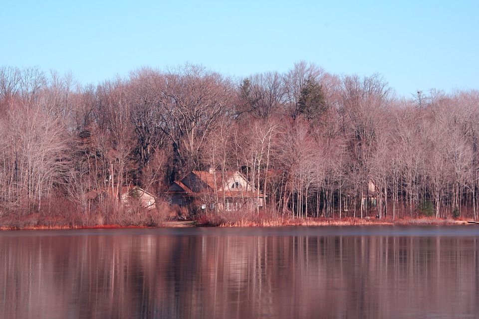 https://pixabay.com/en/michigan-lake-house-lake-winter-1110730/