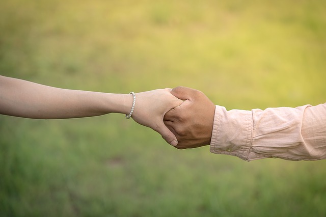 https://pixabay.com/en/hands-hand-in-hand-wedding-promise-1222229/