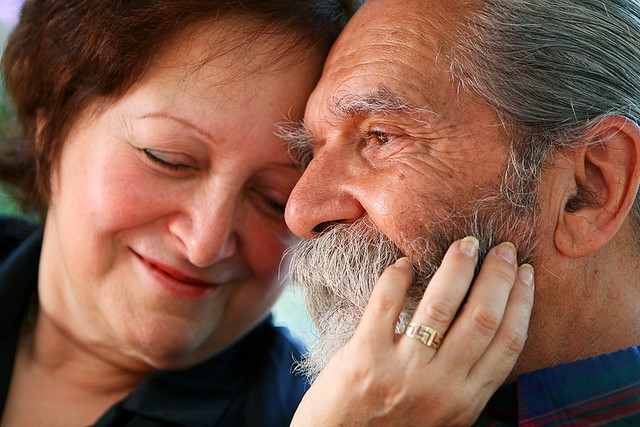 Photo: Ian MacKenzie https://commons.wikimedia.org/wiki/File:Old_couple_in_love.jpg