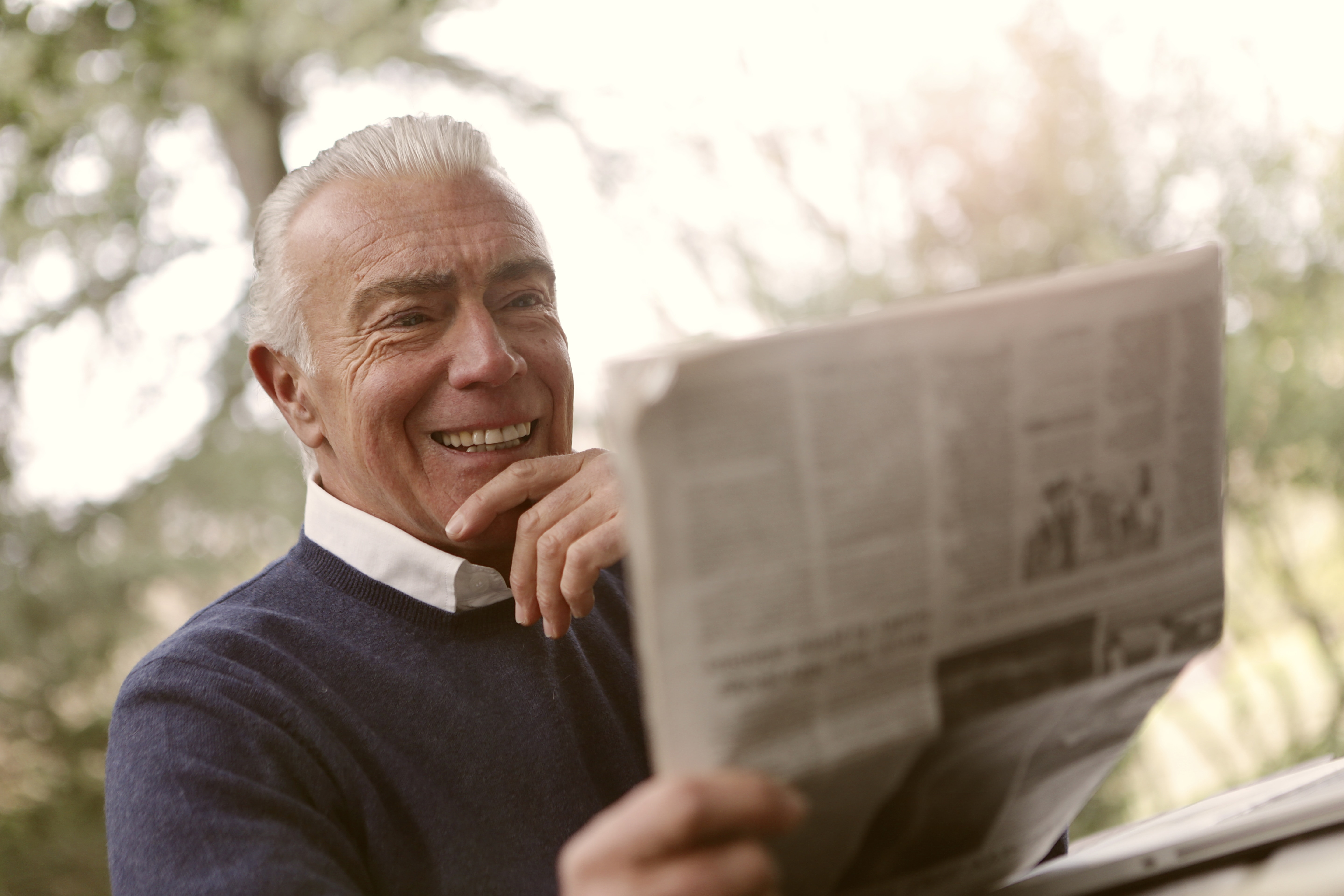 Newspaper man. Французские пенсионеры. Мужчина с газетой на даче. Read newspaper. Человек 80 лет.