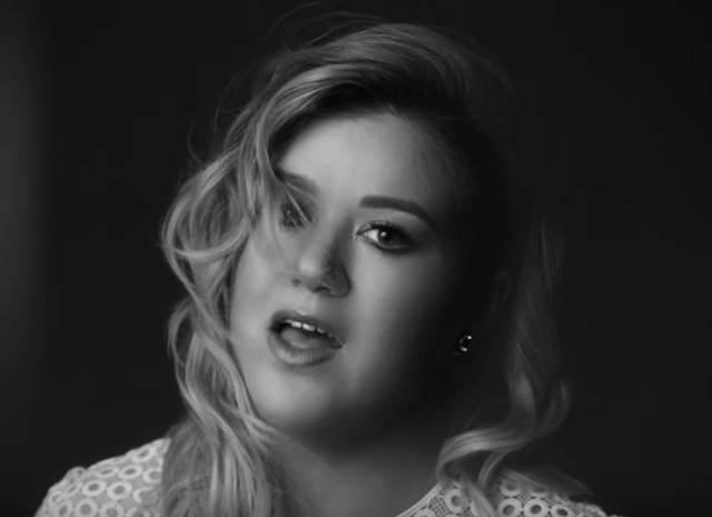Kelly Clarkson's Triumphant Song Brings Everyone to Tears. {Video ...