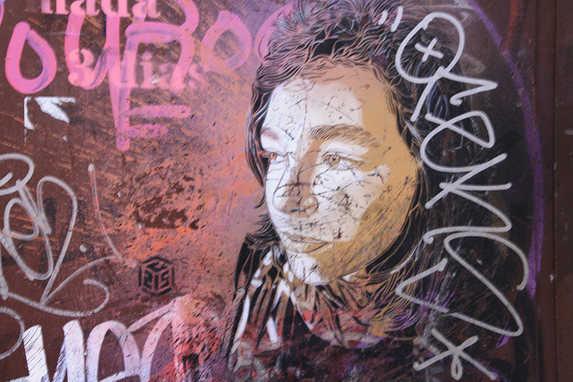 woman-barcelona-graffiti