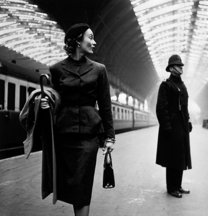 Lisa_Fonssagrives_at_Paddington_Station,_London,_1951