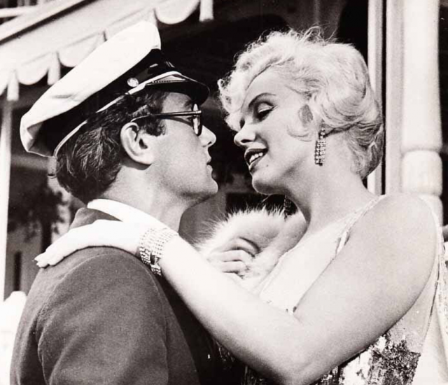 https://commons.wikimedia.org/wiki/File:Monroe_and_Curtis_in_Some_Like_it_Hot.JPG