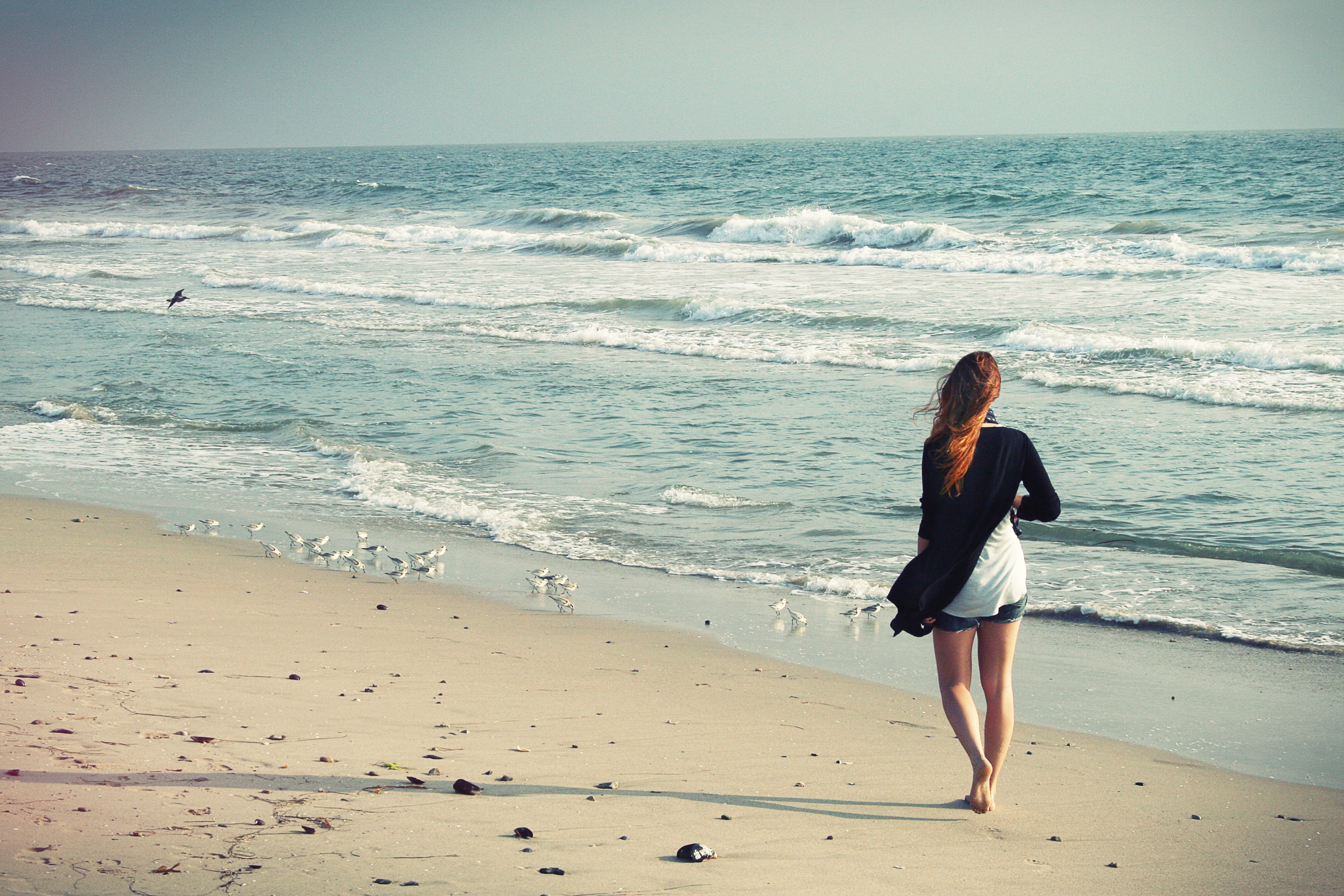 Beach walk. Девушка-море. Девушка идет по берегу моря. Прогулка по берегу моря. Девушка гуляет на берегу моря.