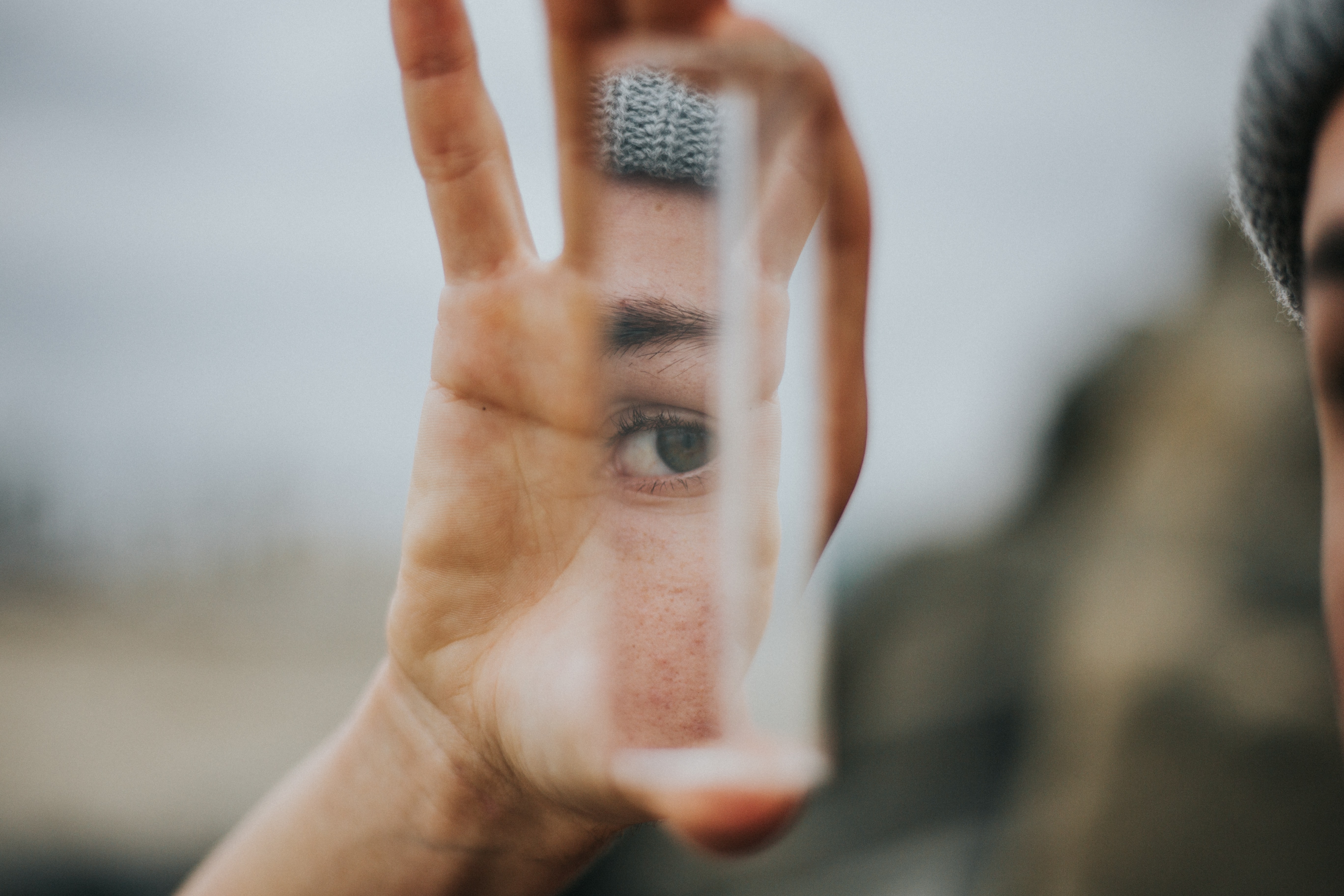 Self focused. Видеть человека насквозь. Видеть человека насквозь картинка. Отражение в зеркале картинки. Человек видит.