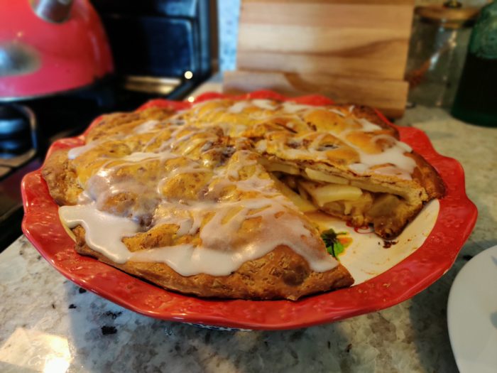 Cinnamon Roll crusted Apple Pie: A Fall Treat you Won't Want to Share ...