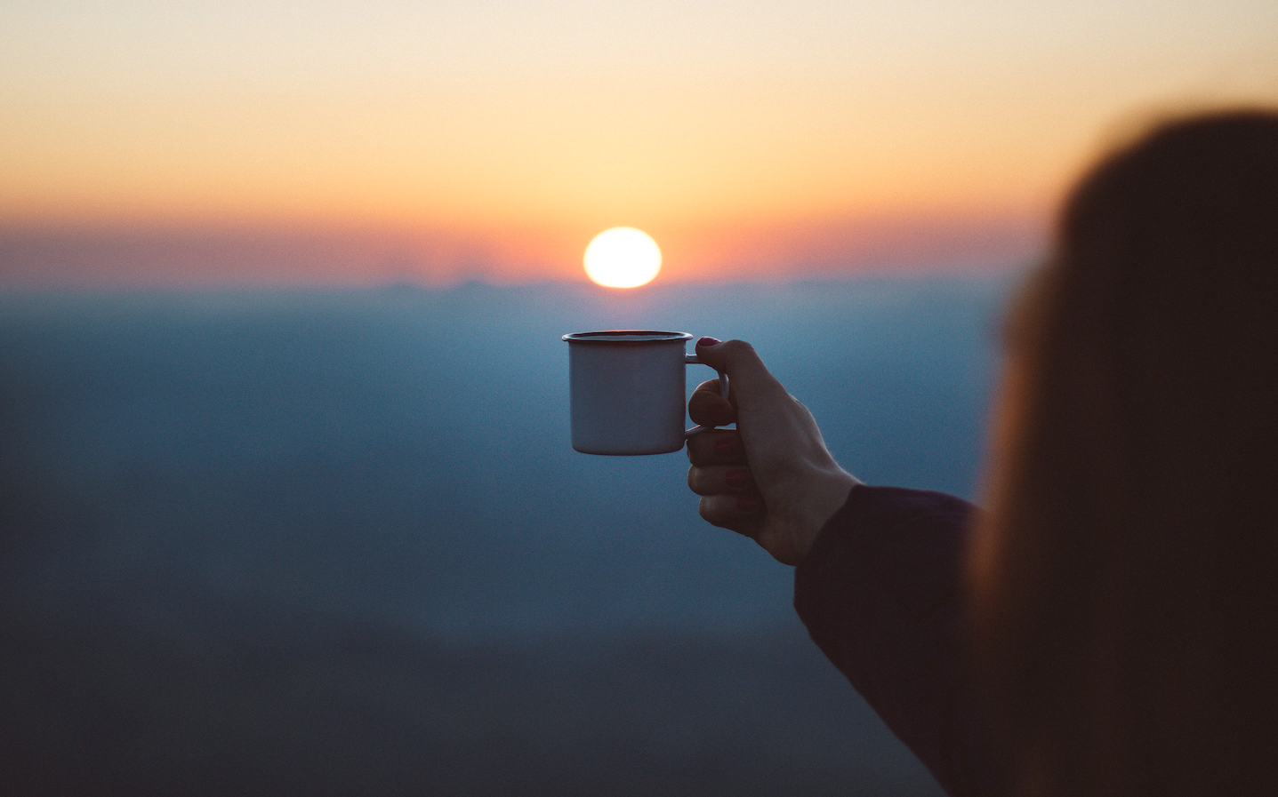 Morning talks. Кофе на рассвете. Утро рассвет кофе. Кружка кофе на закате. Чай на рассвете.