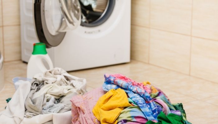 How to wash white, dark and coloured clothes