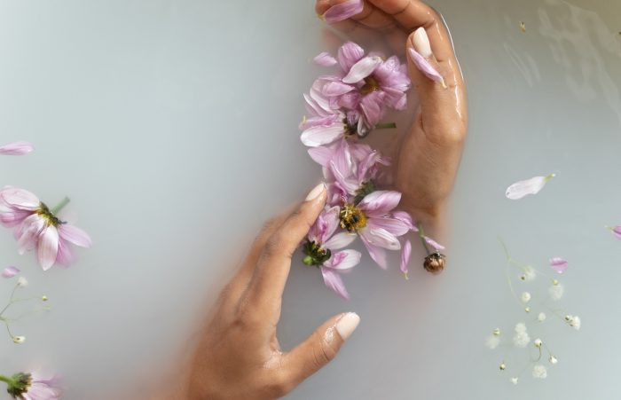 Monstera/Pexels https://www.pexels.com/photo/woman-holding-flowers-in-hands-in-water-6621225/