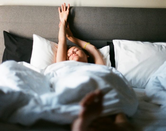 Диана Дунаева/Pexels https://www.pexels.com/photo/woman-stretching-in-bed-10097199/